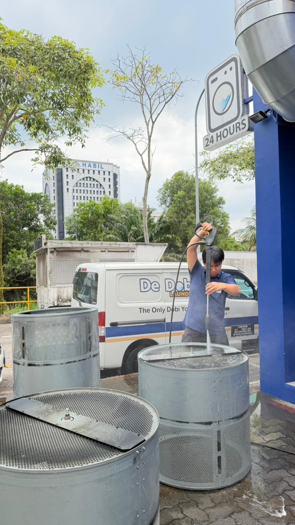 De Dobi team deep-cleaning machine drums